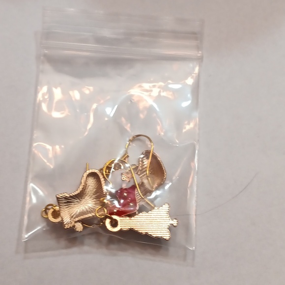 NWT Bundle of Two Adorable Pairs Of Christmas Dangling Earrings!! - Picture 4 of 4